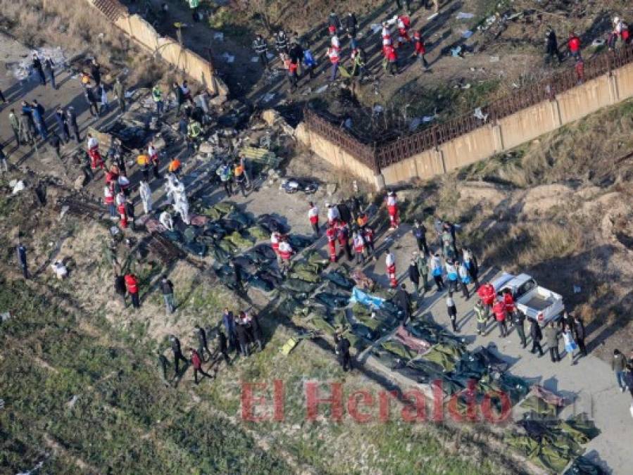 Cuerpos carbonizados y escombros, impactante escena del avión accidentado en Irán