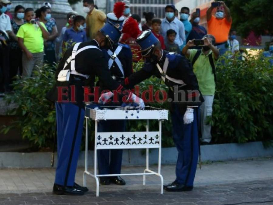 Solemnidad y patriotismo en el inicio de fiestas Patrias en Honduras (FOTOS)