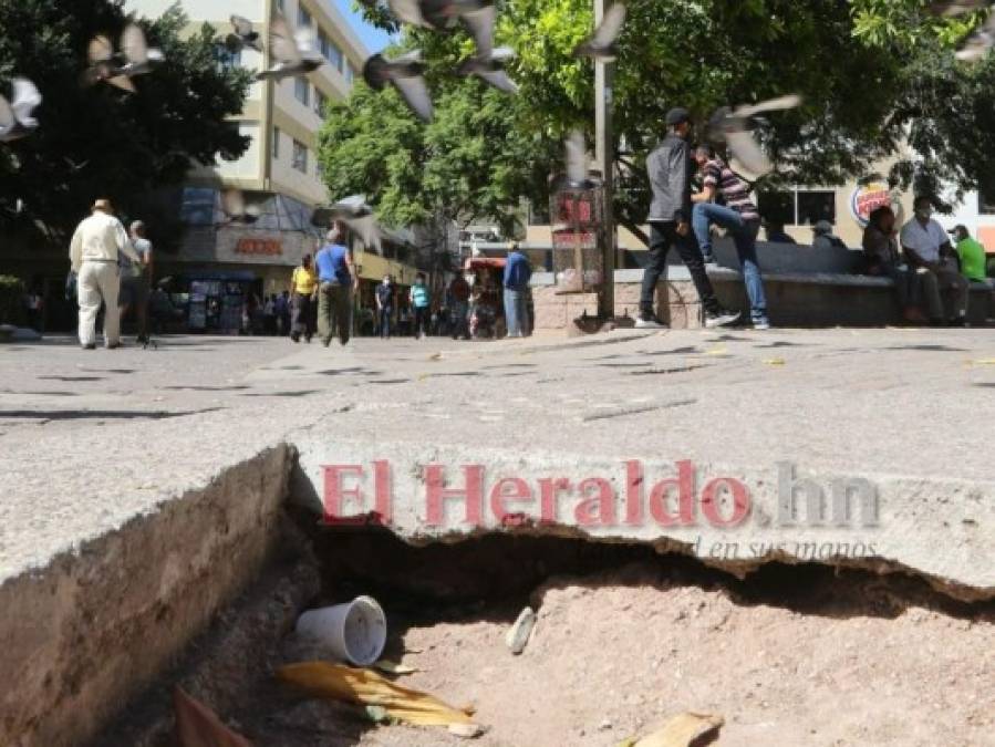 Baches, alcantarillas destapadas y calles colapsadas: riesgos en la capital