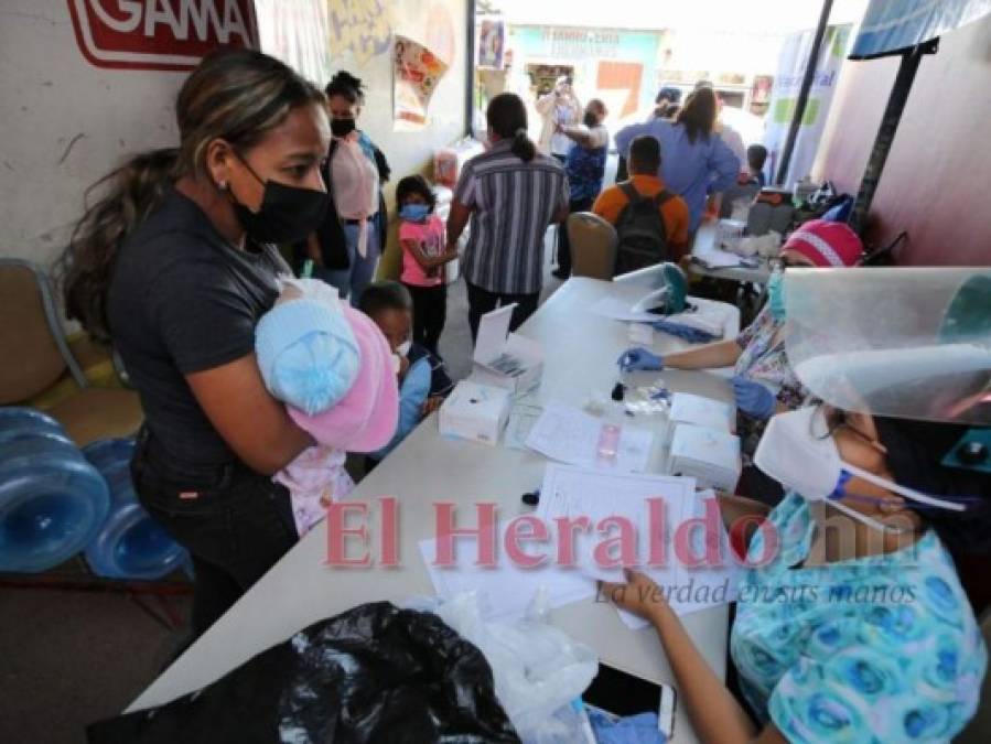 Así fue el inicio de la vacunación anticovid en mercados capitalinos (Fotos)