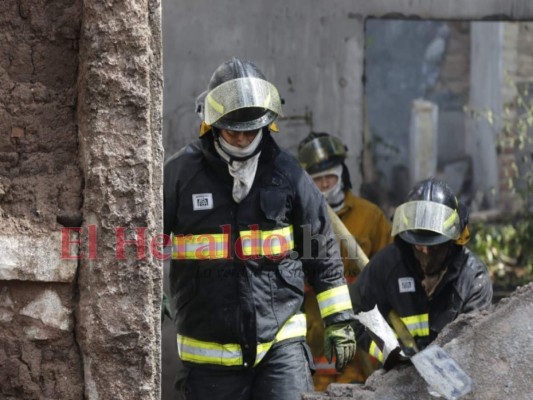 Incendio convierte en cenizas dos viviendas abandonadas en El Centavo (FOTOS)