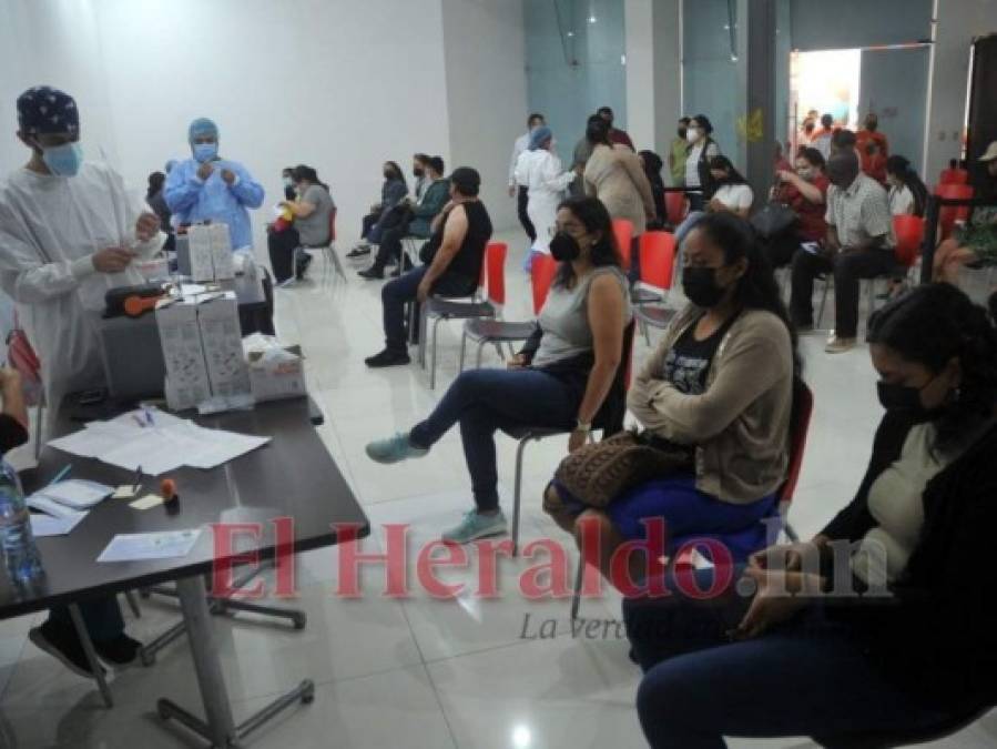Largas filas en centros de vacunación de la capital este miércoles (Fotos)