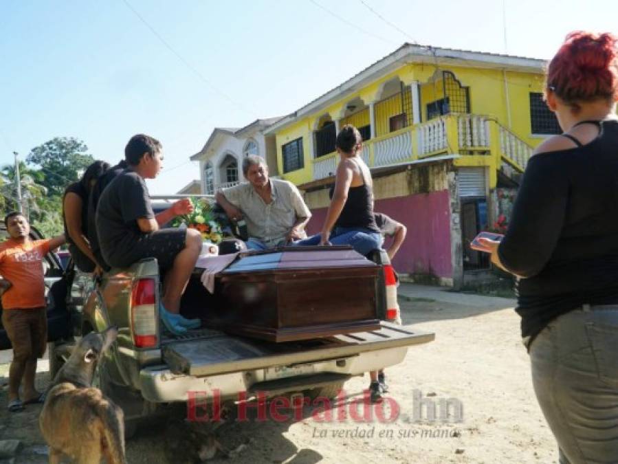 Luto y desgarrador llanto en entierro de víctimas de masacre en Puerto Cortés