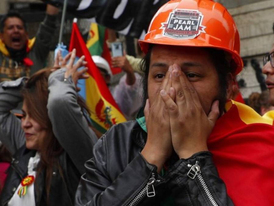 FOTOS: Con aplausos y banderas opositores celebran renuncia de Evo Morales