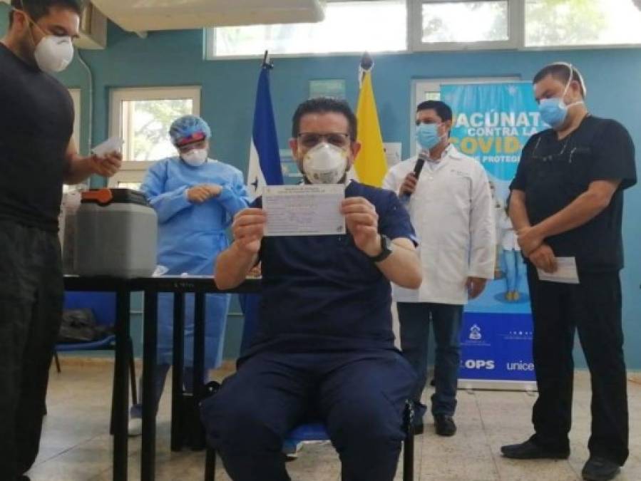 Con mucha esperanza y alegría médicos reciben vacuna contra covid-19 en Honduras (Fotos)