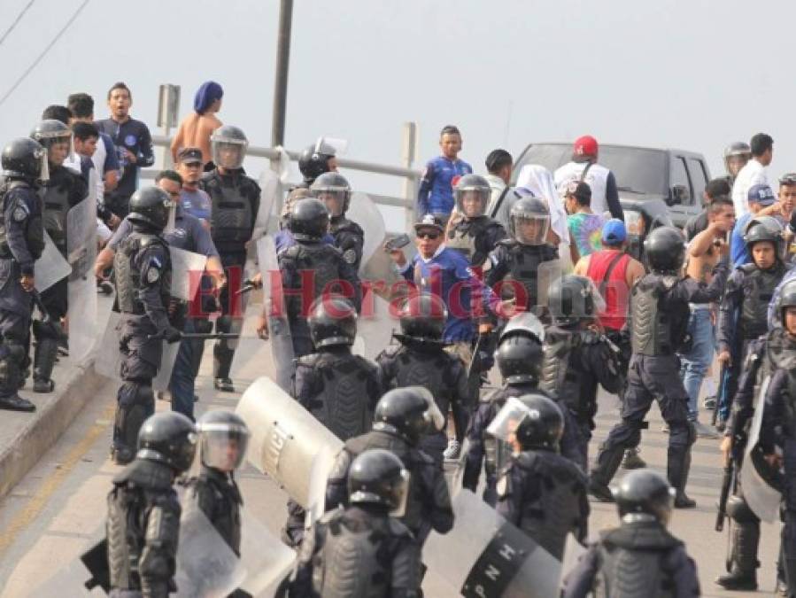 Fotos: Barras y policías se enfrentan frente al estadio en partido Motagua vs Marathón