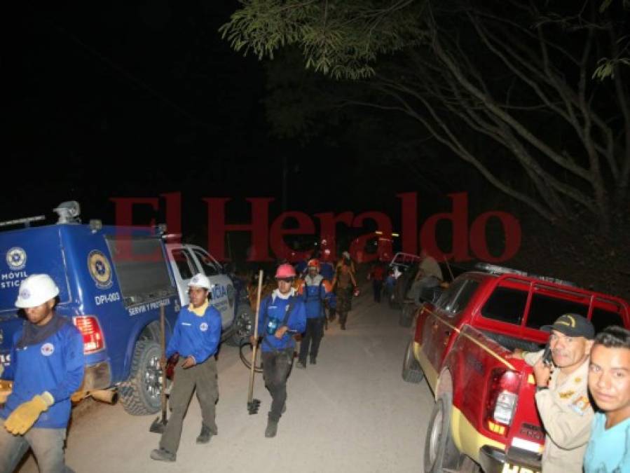 Las desgarradoras imágenes del incendio en La Montañita en el que murieron dos bomberos