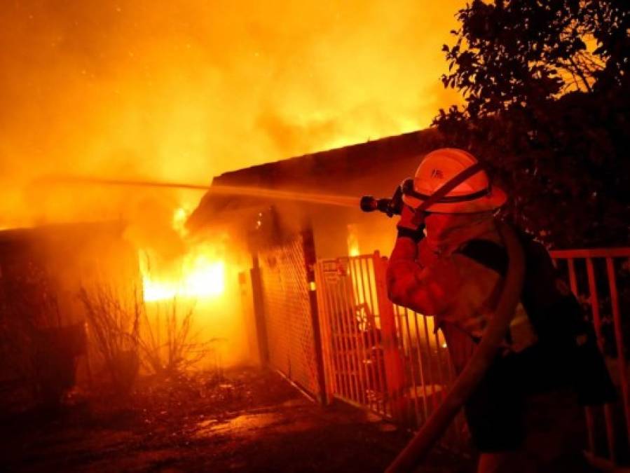 Imágenes del voraz incendio en California que obligó a Kim Kardashian a evacuar su casa