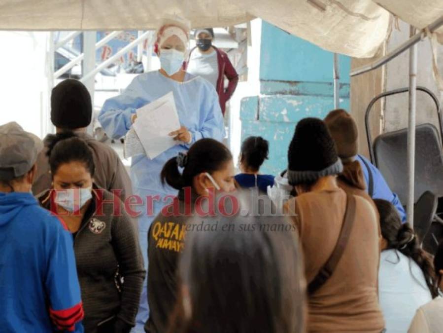 Triajes saturados de pacientes, mientras hospital móvil sigue sin iniciar operaciones (Fotos)