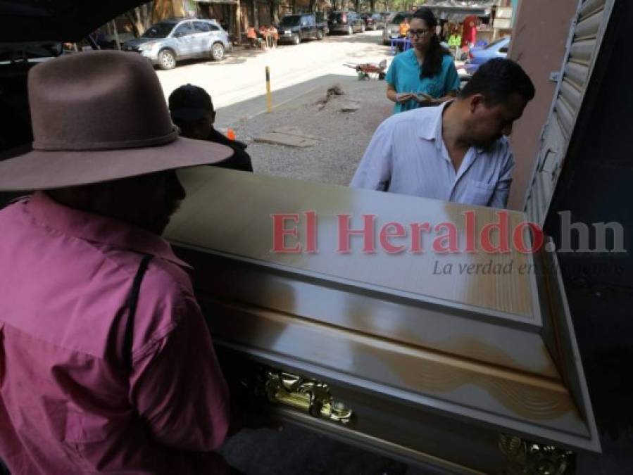 FOTOS: Dolor embargó a familiares que retiraron cuerpo de joven madre tras presunta mala praxis en el IHSS