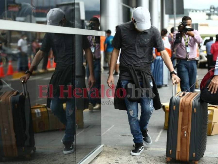 Fotos: Así fue el regreso de Wilson Berríos a Honduras tras cirugías en su rostro