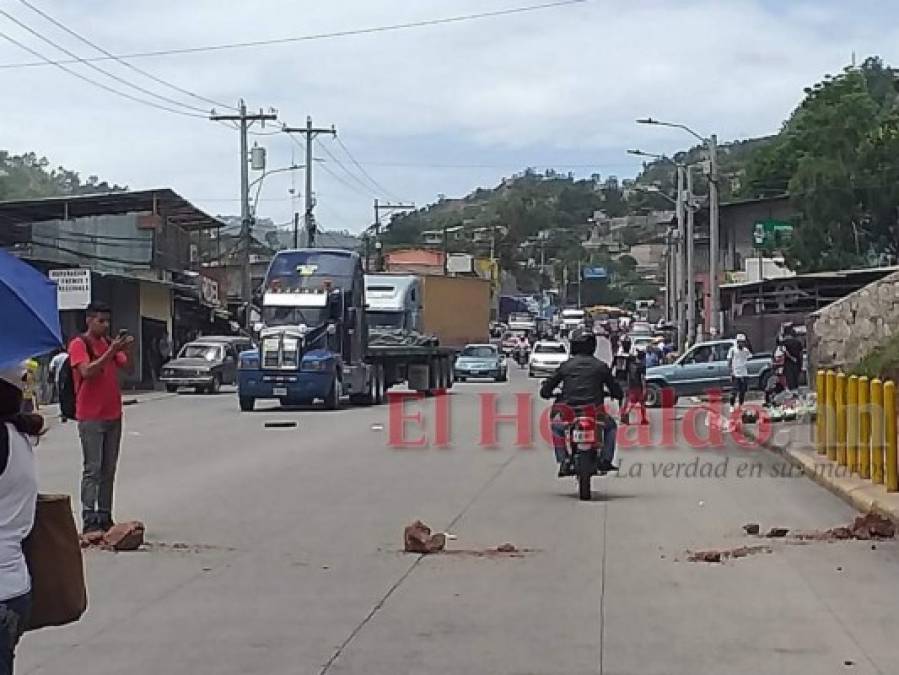 Piedras, llantas, ramas y bombas lacrimógenas: así fueron los bloqueos de calles en la capital de Honduras