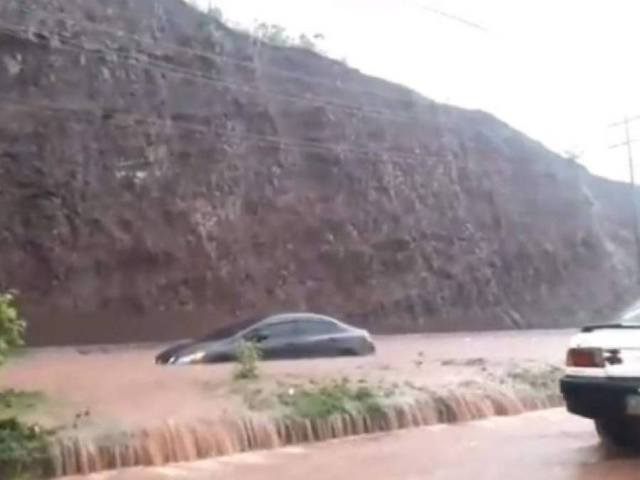 Calles convertidas en ríos y autos atrapados dejan las lluvias en la capital