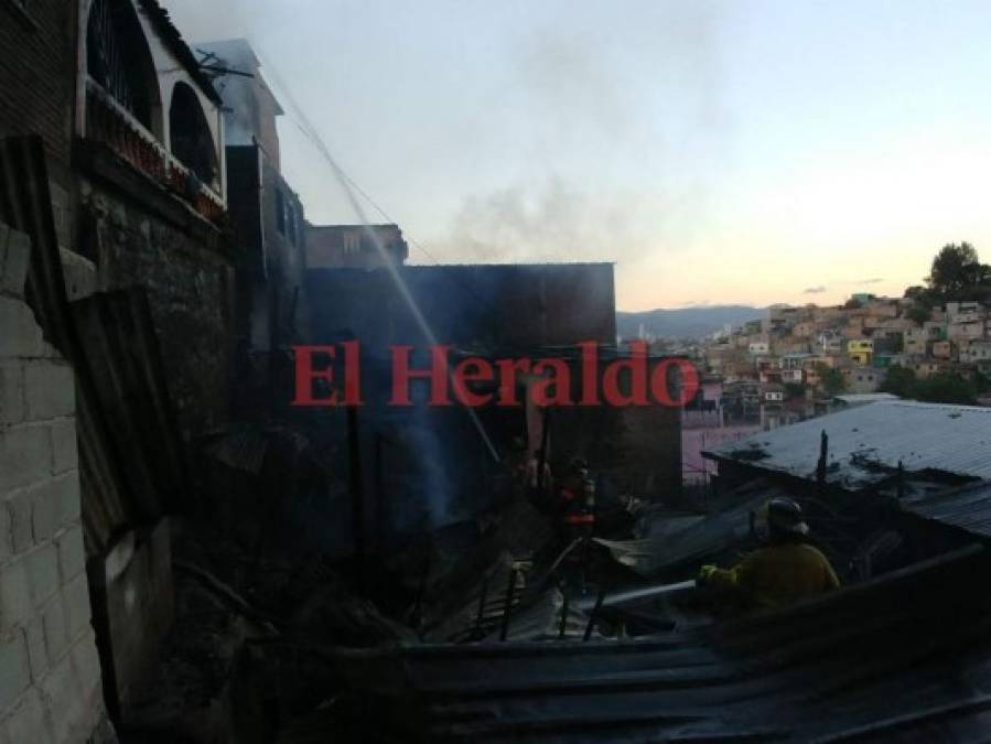 Seis viviendas quemadas: Imágenes del incendio ocurrido este viernes en el barrio La Guasalona de Comayagüela