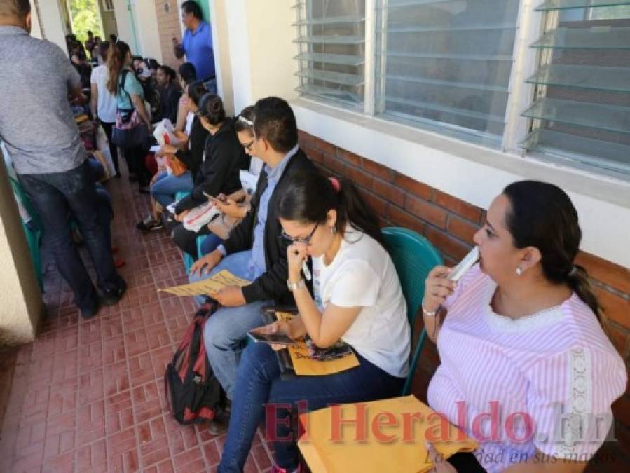FOTOS: Largas filas de docentes que buscan obtener una plaza vacante