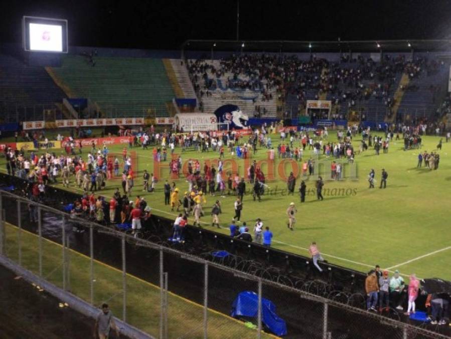 FOTOS: Descontrol, violencia y muerte en el Estadio Nacional