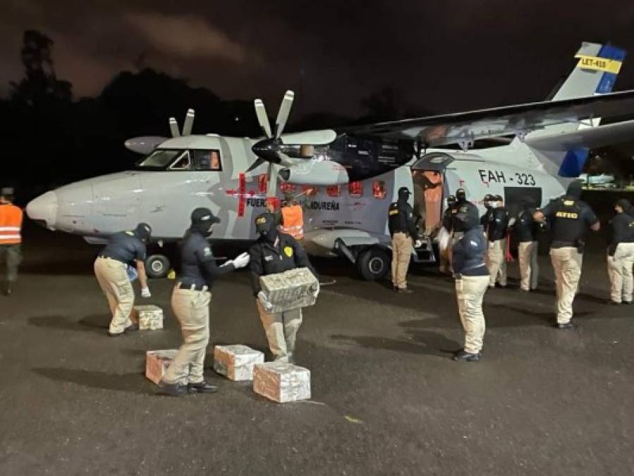 Así fue la llegada de la droga decomisada dentro de avioneta en La Mosquitia (FOTOS)