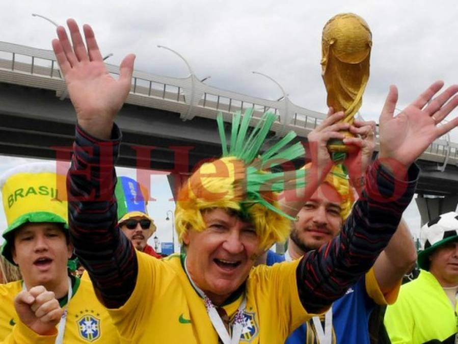 Como si fuera un carnaval llegaron disfrazados los aficionados de Brasil y Costa Rica