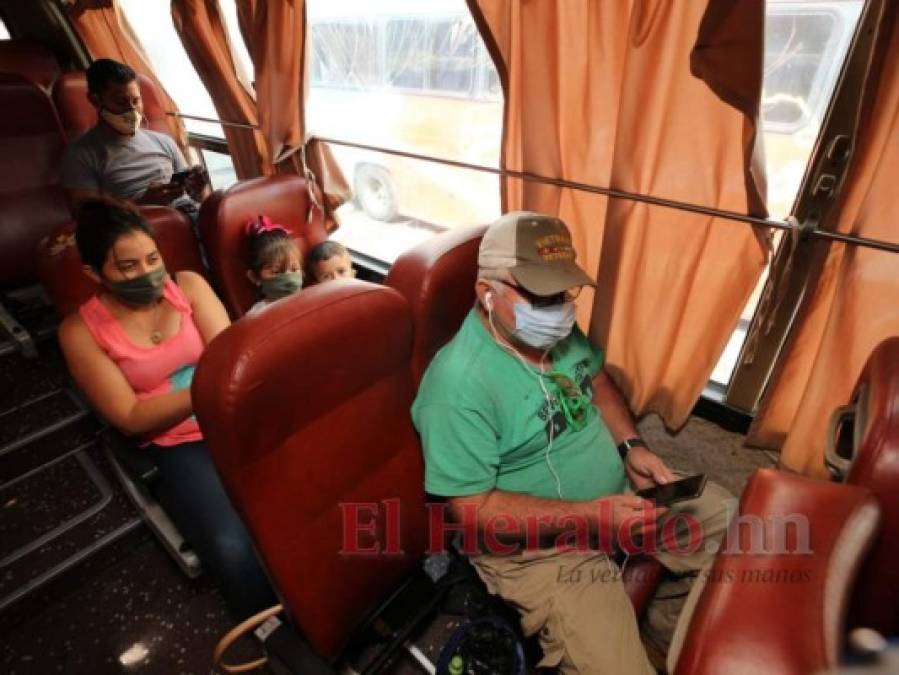 FOTOS: Estrictas medidas de bioseguridad y pocos pasajeros en buses interurbanos