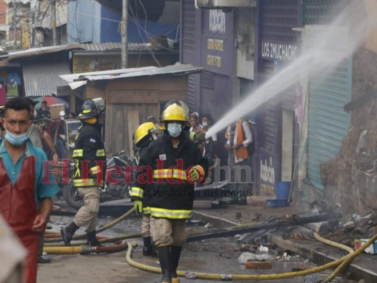 Incendio convierte en cenizas dos viviendas abandonadas en El Centavo (FOTOS)