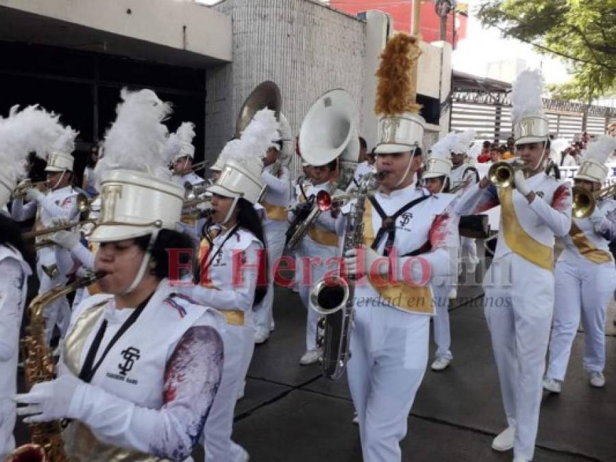 FOTOS: Coloridos desfiles protagonizaron al menos 300 escuelas en la capital