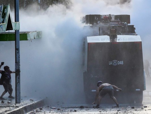 Impactantes imágenes de protestas en Chile, a sus 35 días de estallido social