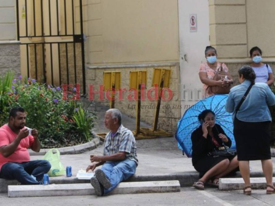 Bajo el Sol, la lluvia y el frío, la dura espera de familiares pacientes en alrededores del Hospital Escuela (FOTOS)