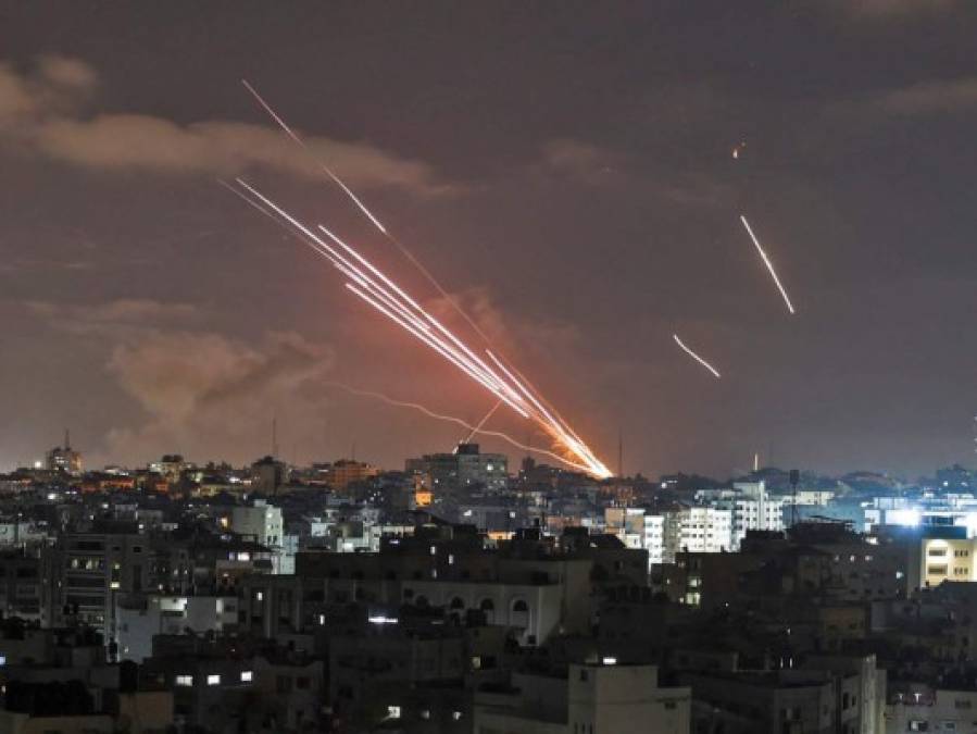 Imágenes dolorosas: Hamás dispara cohetes e Israel lanza ataque aéreo