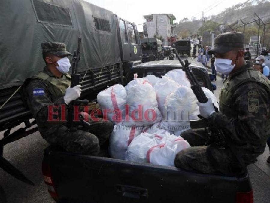 FOTOS: Inicia distribución del 'saco solidario' en colonia Los Pinos