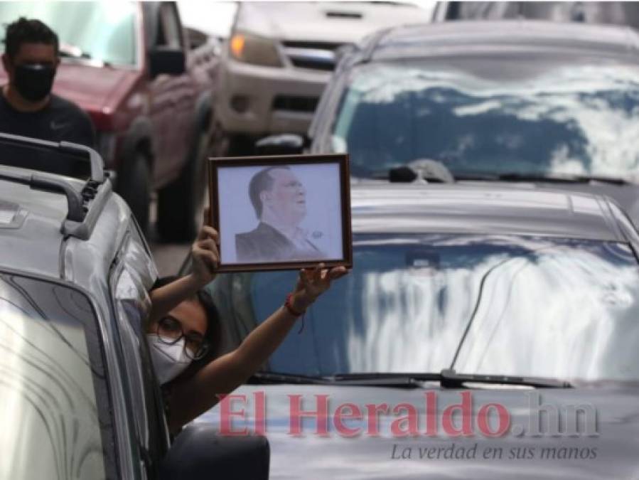 FOTOS: Con caravana dan último adiós al periodista David Romero Ellner