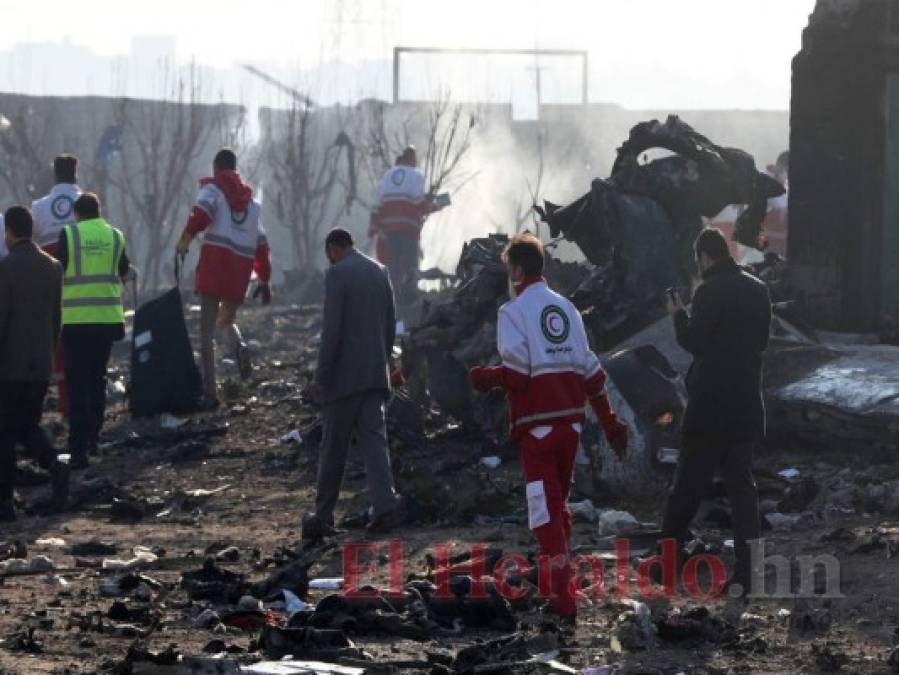 Cuerpos carbonizados y escombros, impactante escena del avión accidentado en Irán