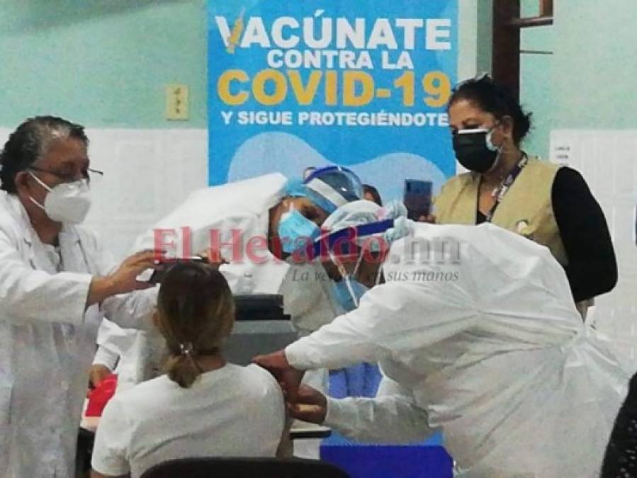 Con mucha esperanza y alegría médicos reciben vacuna contra covid-19 en Honduras (Fotos)