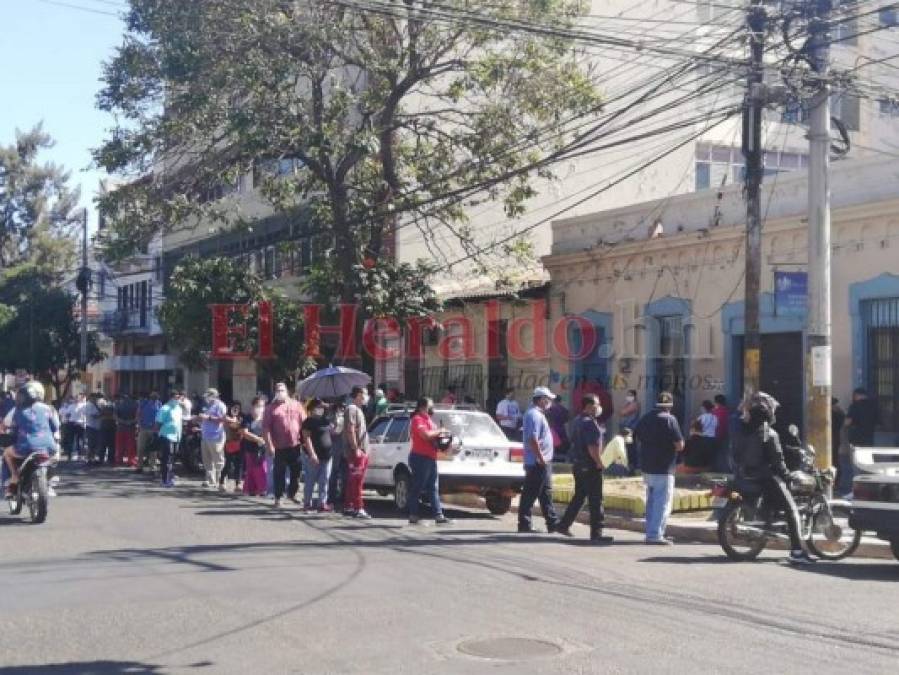 Largas filas de capitalinos en bancos habilitados durante cuarentena