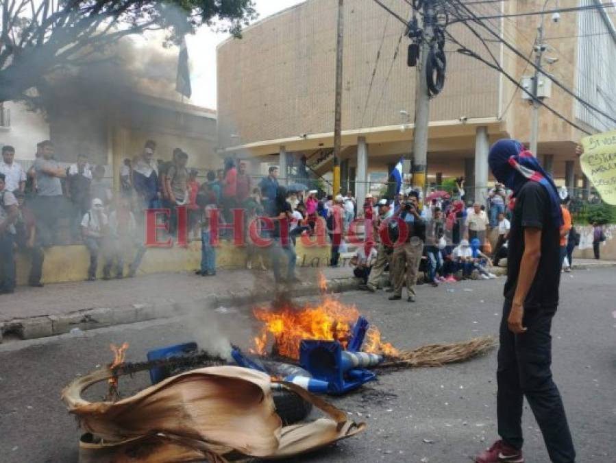 FOTOS: El caos y desolación que dejaron las protestas en los alrededores del Congreso Nacional