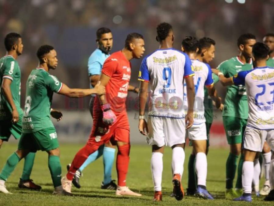 FOTOS: Así fue el zafarrancho entre jugadores de Olimpia y Marathón que dejó cuatro expulsados en el clásico