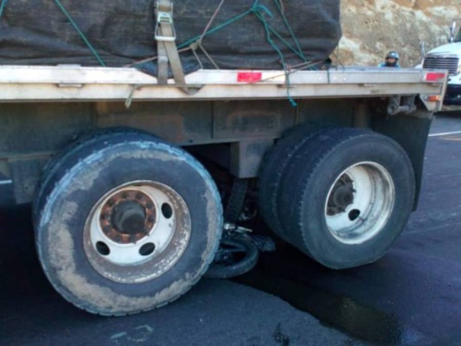 Así quedó atrapada motocicleta bajo las ruedas de una rastra en El Durazno