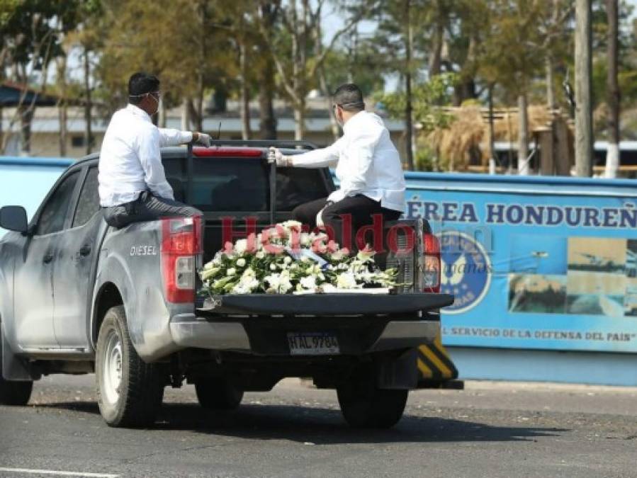 FOTOS: Con flores y una corta ceremonia reciben restos de Callejas