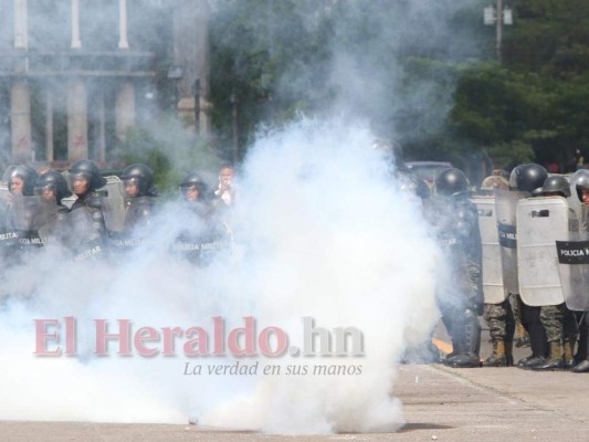 Fotos: Batalla campal entre encapuchados y Policías Antimotines en las afueras de la UNAH