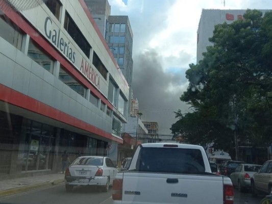 Pavoroso incendio destruye varios comercios en el centro de San Pedro Sula (Fotos)