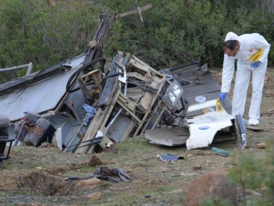 Hecho pedazos, así quedó el bus que se accidentó en Túnez y dejó 24 muertos