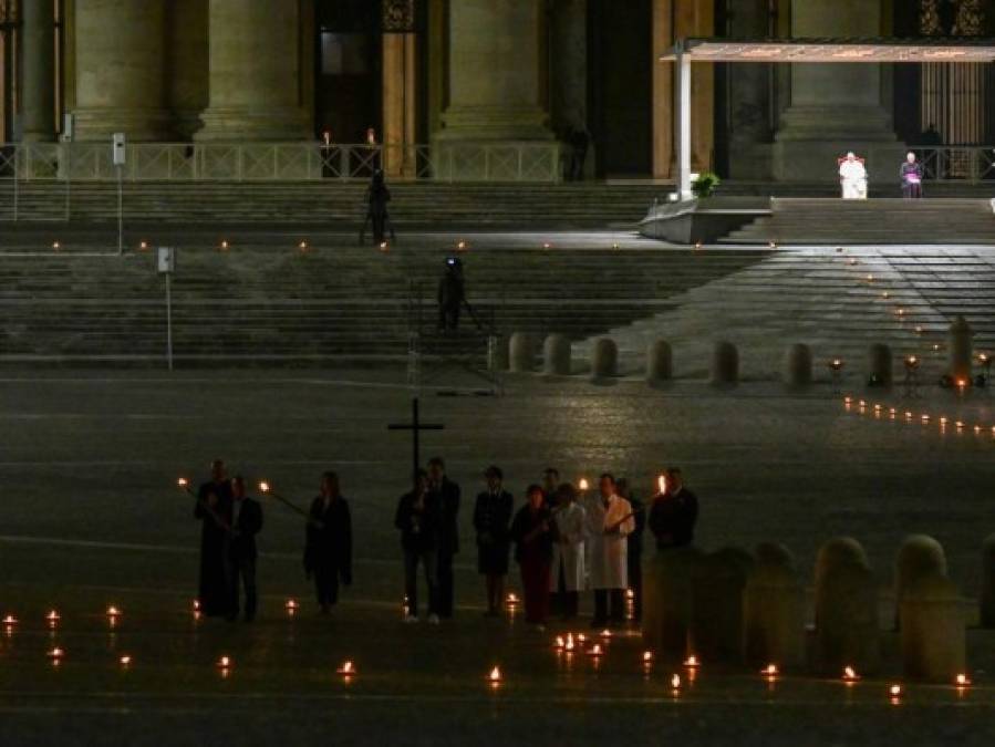 En una plaza vacía y con cinco reos, Papa celebra viacrucis del Viernes Santo