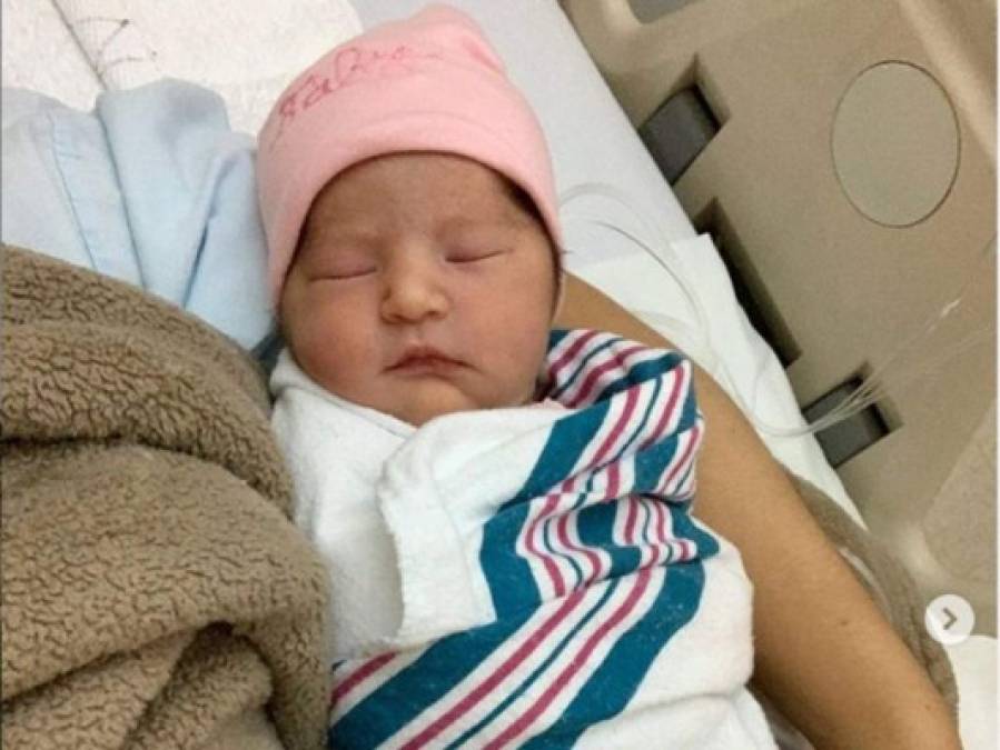 FOTOS: Jhow Benavídez enternece las redes al presentar a su primera hija
