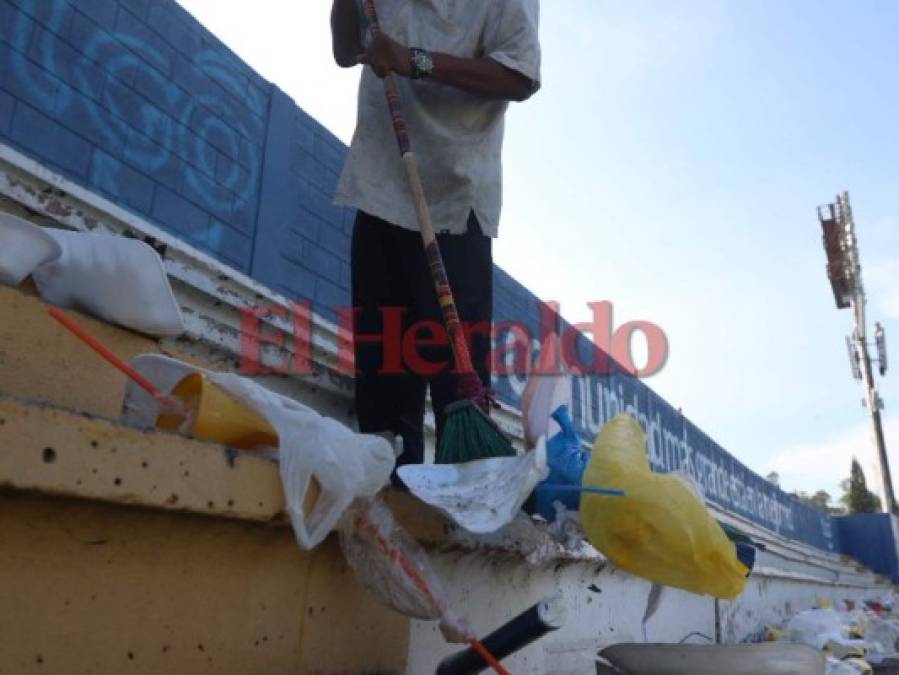 FOTOS: Lleno de basura amaneció el Estadio Nacional de Tegucigalpa tras la final Motagua vs Herediano por la Liga Concacaf