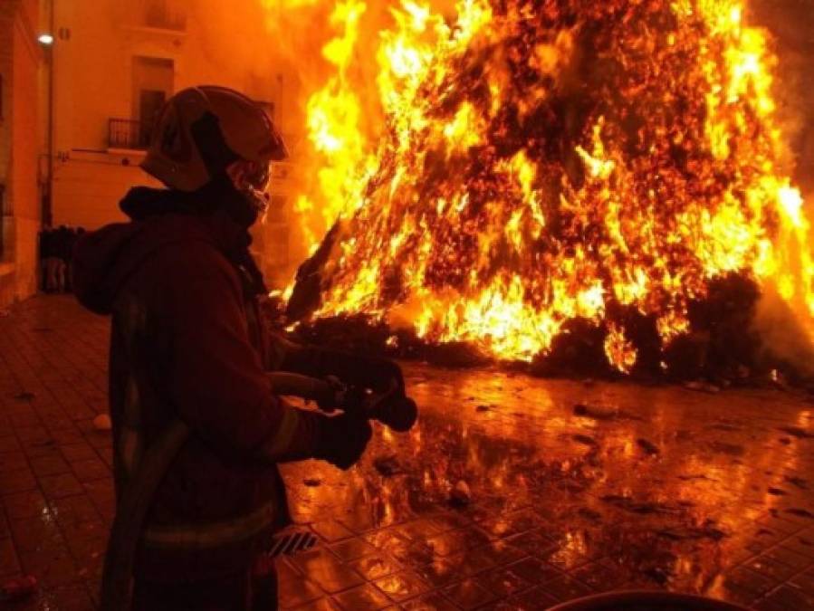 Incendios arden en 10 estados del oeste de EEUU