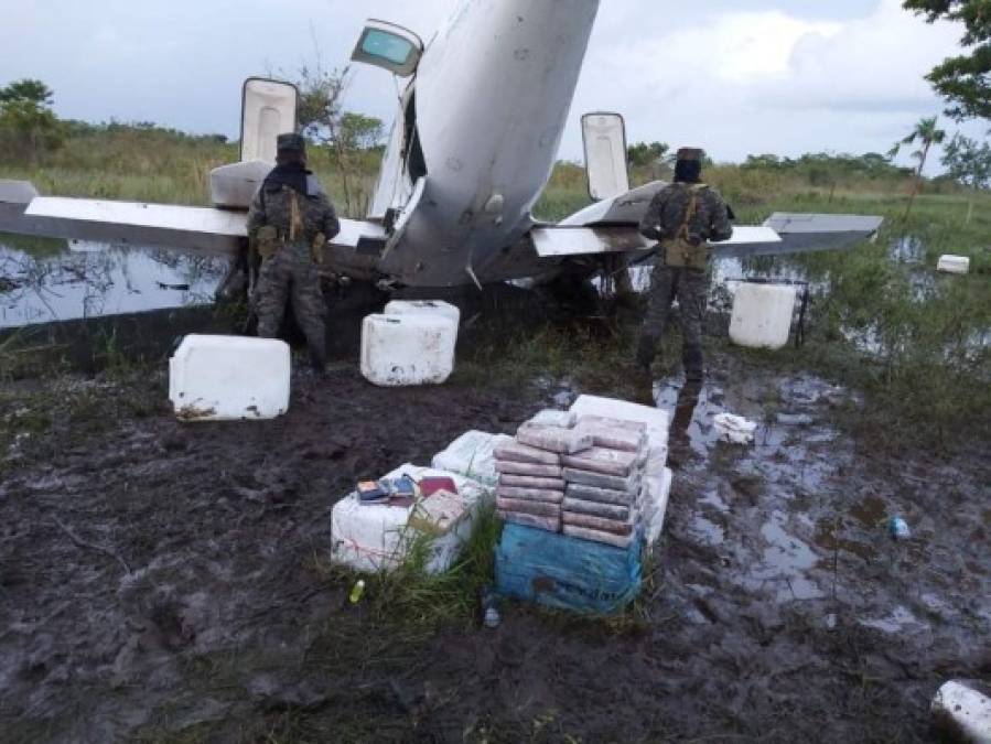 Una Biblia, drogas y un mensaje sobre el medio ambiente: Lo hallado en narcoavioneta en La Mosquitia (FOTOS)