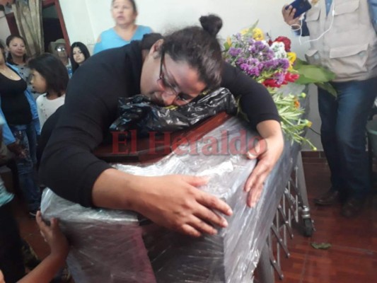 Momento de dolor en el velorio del migrante asesinado en Guatemala