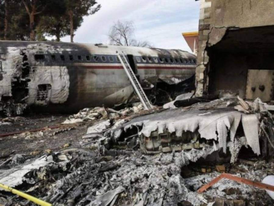 Las 10 impactantes fotos del Boeing 707 que se estrelló contra una casa en Irán