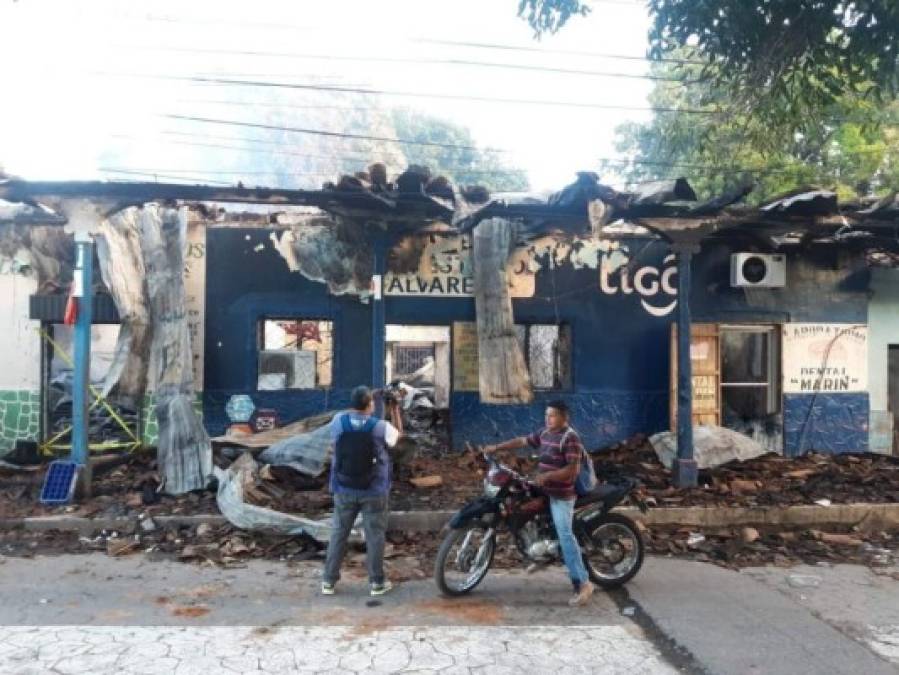Dolorosas imágenes del incendio que arrasó varios negocios en mercado de Choluteca