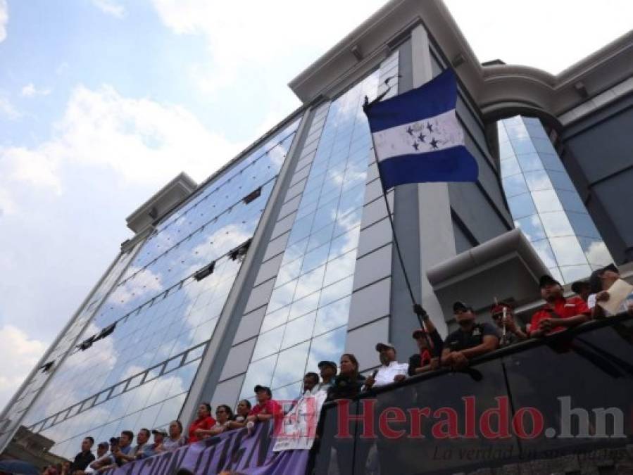 Fotos: Con gritos y quema de llantas ante Inprema, maestros piden derogación de decretos