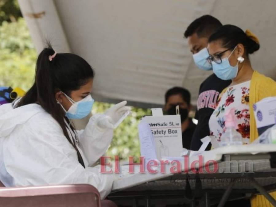 Salud realiza brigadas médicas contra el covid-19 en el Parque Central de Tegucigalpa